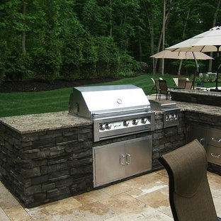 Immagine di un patio o portico american style di medie dimensioni e dietro casa con piastrelle e nessuna copertura