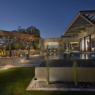 Foto di un grande patio o portico contemporaneo dietro casa con piastrelle e un gazebo o capanno