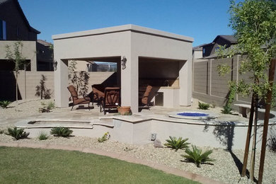 Immagine di un patio o portico american style di medie dimensioni e dietro casa con piastrelle e un tetto a sbalzo