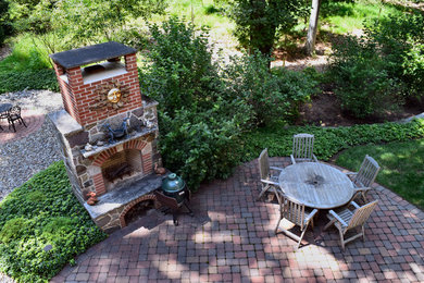 Пример оригинального дизайна: большой двор на заднем дворе в классическом стиле с местом для костра и мощением клинкерной брусчаткой без защиты от солнца