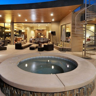 Idee per un patio o portico stile americano di medie dimensioni e dietro casa con nessuna copertura e piastrelle