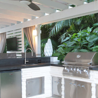 Immagine di un patio o portico contemporaneo di medie dimensioni e dietro casa con pavimentazioni in pietra naturale e una pergola