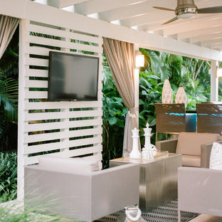 Ispirazione per un patio o portico design di medie dimensioni e dietro casa con pavimentazioni in pietra naturale e una pergola