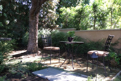 Diseño de patio contemporáneo pequeño en patio trasero con adoquines de piedra natural