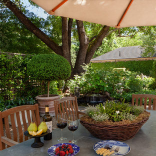 Foto di un piccolo patio o portico country dietro casa con un caminetto, graniglia di granito e nessuna copertura