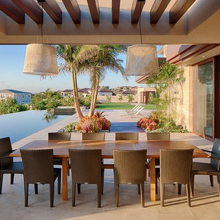 Esempio di un ampio patio o portico design in cortile con piastrelle e una pergola