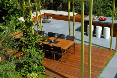 Diseño de patio actual grande sin cubierta en patio trasero con cocina exterior y losas de hormigón