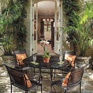 Outdoor dining set with 4 patio chairs and mesh table made of wrought iron