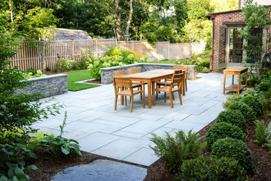 Diseño de patio de tamaño medio en patio trasero con adoquines de piedra natural