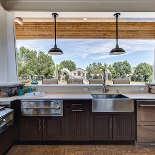 Idee per un grande patio o portico stile marino dietro casa con cemento stampato e un gazebo o capanno