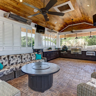 Esempio di un grande patio o portico stile marinaro dietro casa con cemento stampato e un gazebo o capanno