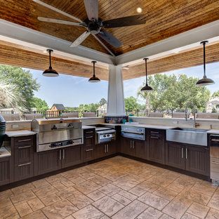 Ispirazione per un grande patio o portico stile marinaro dietro casa con cemento stampato e un gazebo o capanno