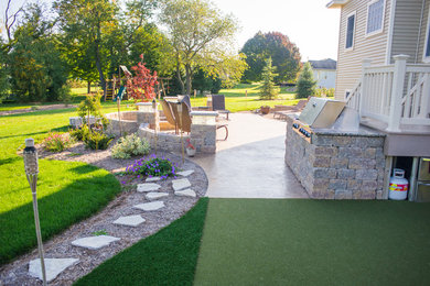 Idee per un grande patio o portico classico dietro casa con cemento stampato e nessuna copertura