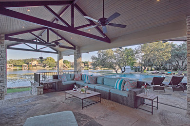 Imagen de patio actual extra grande en patio lateral con cocina exterior, adoquines de piedra natural y cenador