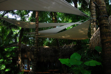 マイアミにあるお手頃価格の広いビーチスタイルのおしゃれなテラス・中庭 (噴水、オーニング・日よけ) の写真