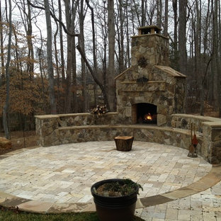 Idee per un grande patio o portico stile americano in cortile con un focolare, pavimentazioni in pietra naturale e nessuna copertura