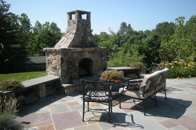 Foto de patio clásico de tamaño medio sin cubierta en patio trasero con adoquines de piedra natural y brasero