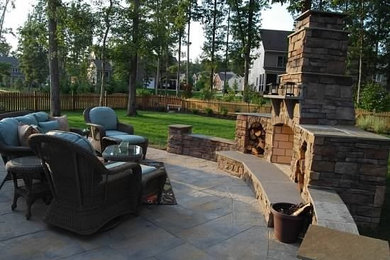 Foto de patio de estilo americano de tamaño medio sin cubierta en patio trasero con brasero y adoquines de piedra natural