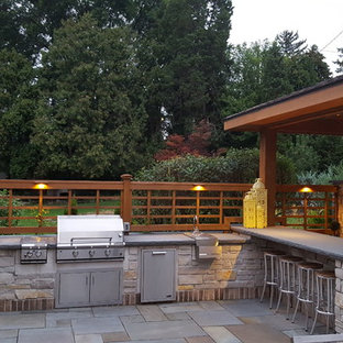 Esempio di un grande patio o portico chic dietro casa con pavimentazioni in pietra naturale e un gazebo o capanno