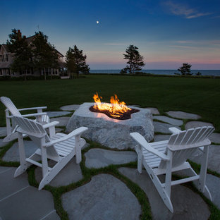 Foto di un grande patio o portico classico dietro casa con un focolare, pavimentazioni in pietra naturale e nessuna copertura