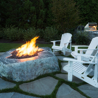 Esempio di un grande patio o portico chic dietro casa con un focolare, pavimentazioni in pietra naturale e nessuna copertura