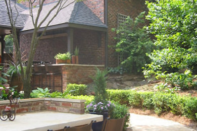Foto de patio en patio trasero con adoquines de piedra natural