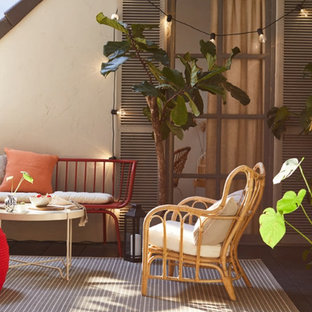 Idee per un patio o portico american style di medie dimensioni e in cortile con piastrelle e nessuna copertura