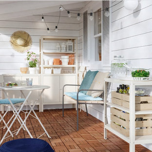Immagine di un patio o portico stile shabby di medie dimensioni e in cortile con pedane e un tetto a sbalzo