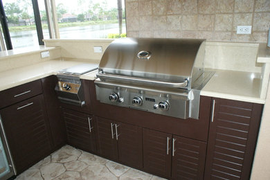 Patio kitchen - modern patio kitchen idea in Miami