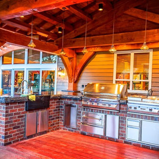 Ispirazione per un grande patio o portico stile americano dietro casa con pedane e un parasole