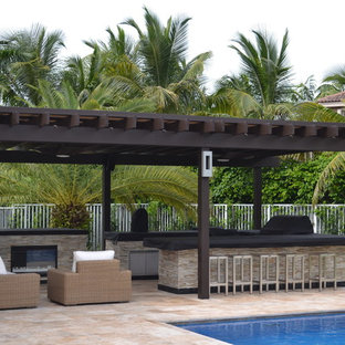 Ispirazione per un ampio patio o portico mediterraneo dietro casa con pavimentazioni in pietra naturale e un gazebo o capanno
