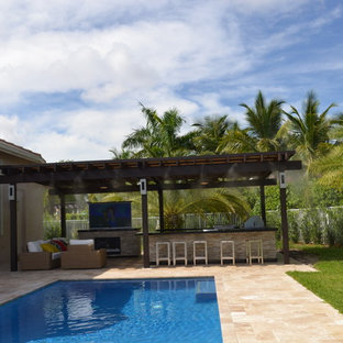 Ispirazione per un ampio patio o portico mediterraneo dietro casa con pavimentazioni in pietra naturale e una pergola