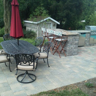 Ispirazione per un patio o portico tradizionale di medie dimensioni e dietro casa con pavimentazioni in cemento e nessuna copertura