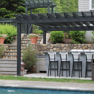 Idee per un grande patio o portico bohémian dietro casa con pavimentazioni in cemento e una pergola