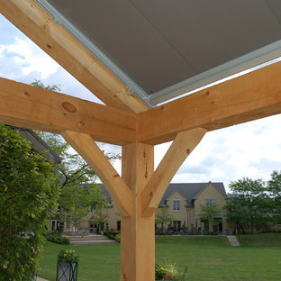 Esempio di un grande patio o portico rustico dietro casa con pavimentazioni in pietra naturale e un gazebo o capanno
