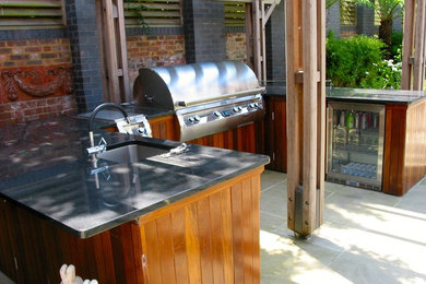 Idées déco pour une terrasse arrière contemporaine de taille moyenne avec une cuisine d'été et une pergola.