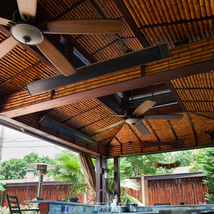 Ispirazione per un patio o portico etnico di medie dimensioni e dietro casa con un gazebo o capanno