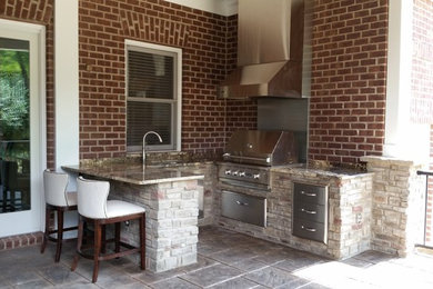 Ejemplo de patio clásico renovado en anexo de casas con cocina exterior y suelo de hormigón estampado