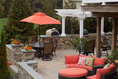 Diseño de patio minimalista grande en patio trasero con cocina exterior, adoquines de hormigón y pérgola