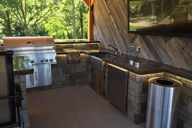 Modelo de patio contemporáneo grande en patio trasero con cocina exterior, adoquines de hormigón y cenador