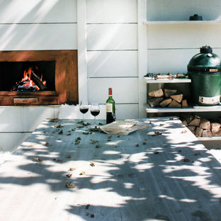 Foto di un patio o portico shabby-chic style di medie dimensioni e dietro casa con un focolare