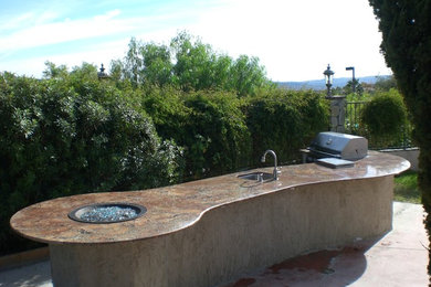 Idées déco pour une terrasse arrière classique de taille moyenne avec une cuisine d'été, des pavés en béton et aucune couverture.