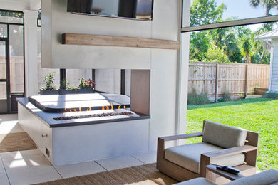 Imagen de patio moderno en patio trasero con cocina exterior