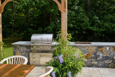 На фото: пергола во дворе частного дома среднего размера на заднем дворе в классическом стиле с летней кухней и мощением клинкерной брусчаткой