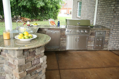 Пример оригинального дизайна: маленький двор на заднем дворе в классическом стиле с летней кухней, покрытием из бетонных плит и навесом для на участке и в саду