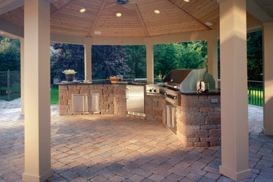 Inspiration pour une terrasse arrière avec une cuisine d'été, un gazebo ou pavillon et des pavés en béton.