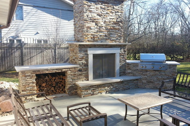 Ejemplo de patio contemporáneo de tamaño medio sin cubierta en patio trasero con cocina exterior y losas de hormigón