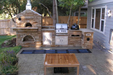 Inspiration pour une terrasse arrière traditionnelle de taille moyenne avec une cuisine d'été et aucune couverture.