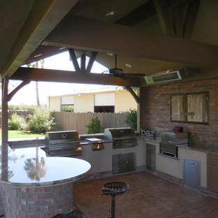 Esempio di un grande patio o portico stile rurale dietro casa con cemento stampato e una pergola