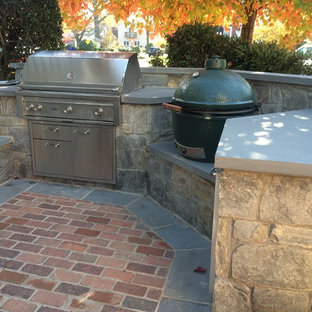 Esempio di un piccolo patio o portico stile americano in cortile con pavimentazioni in pietra naturale